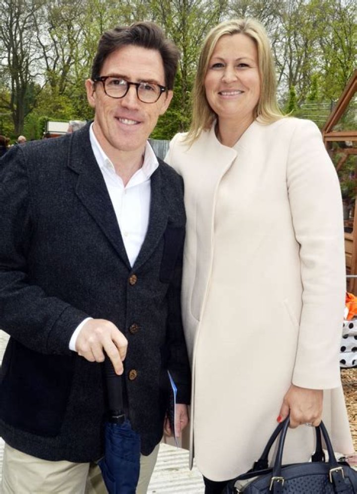 
Rob Brydon’s Wife Avoids The Limelight 